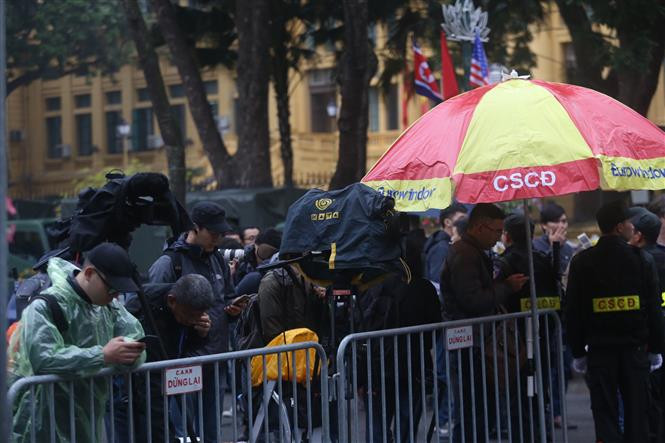 Reporteros esperan al dirigente norcoreano en la calle Ly Thuong Kiet, por fuera del hotel Melia, Hanoi. (Fuente: VNA)