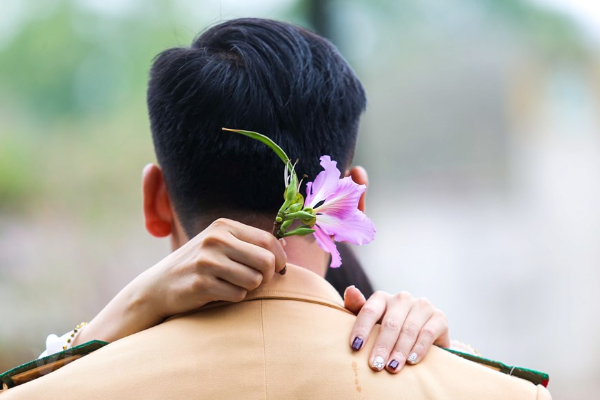 Una pareja se posa con las flores de bauhinia (Foto: Vietnamplus)