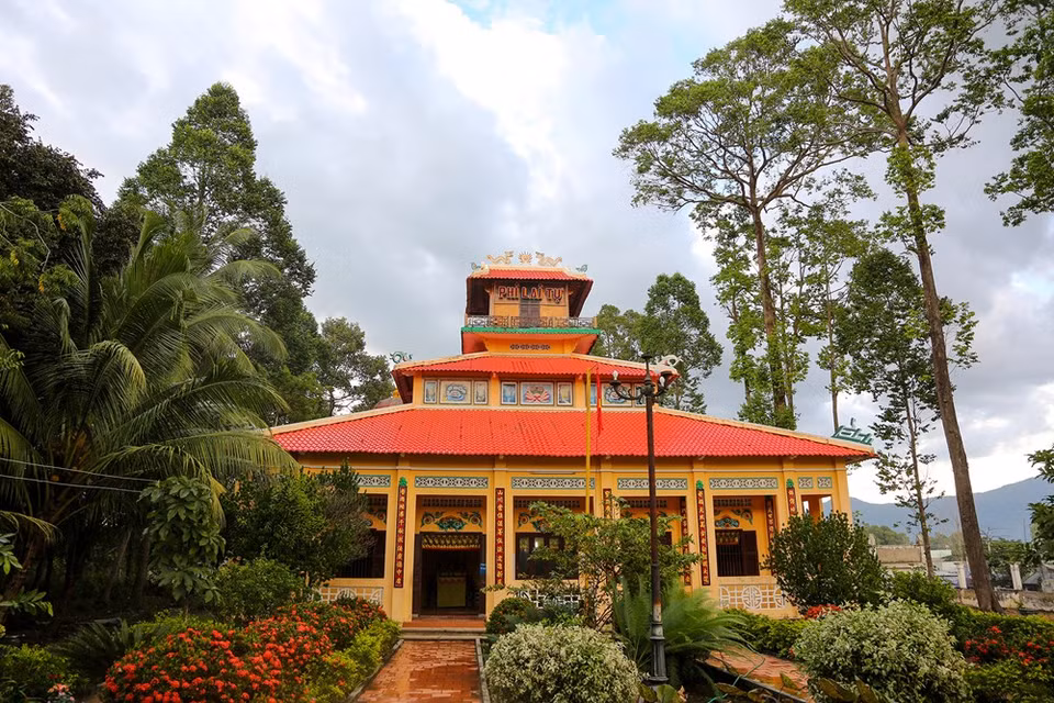La pagoda Phi Lai se encuentra al pie de la montaña Tuong. La montaña se localiza en Ba Chuc (Tri Ton, An Giang). El 18 de abril de 1978, el ejército genocida atacó la pagoda Phi Lai y llevó a cabo una ejecución masiva en este lugar. (Fuente: VietnamPlus)