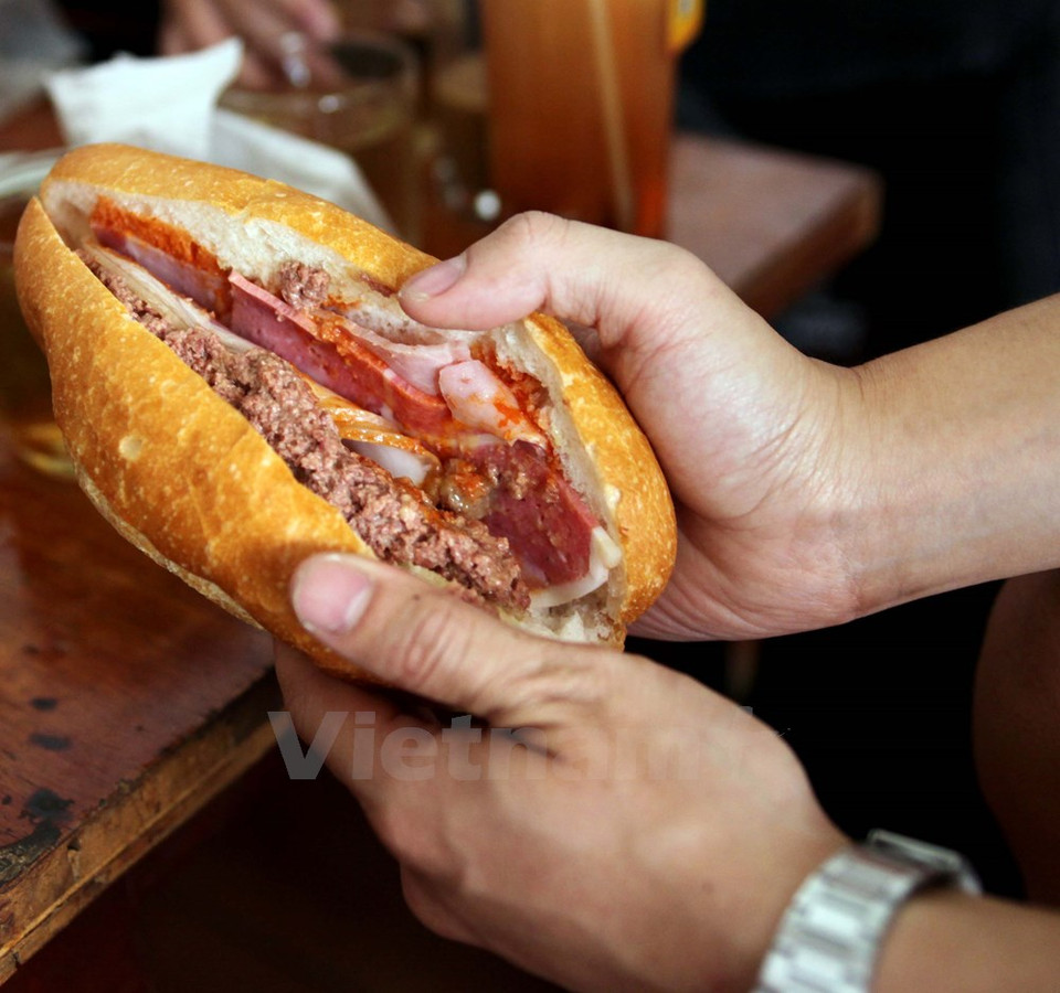 Un Banh Mi aquí tiene hasta 10 tipos de relleno, tales como paté, jamón y salchicha, etc… elaborados según una receta transmitida de generación a generación. 