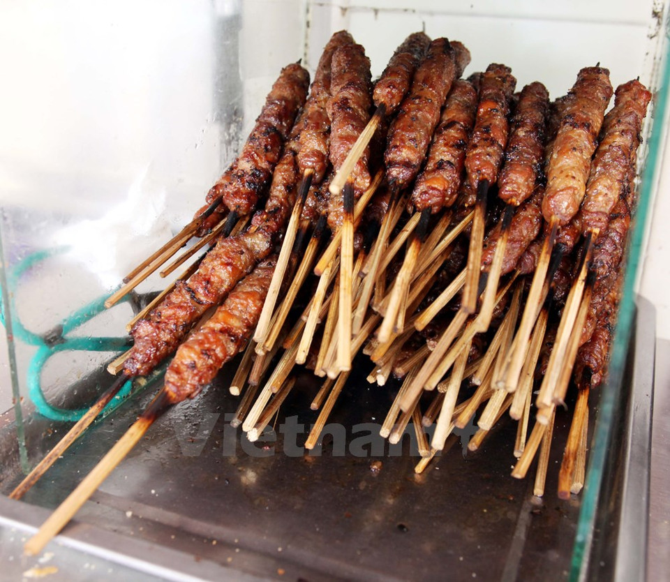 La carne tiene equilibrio entre la parte magra y grasa. Los condimentos crean un aroma hipnotizador.