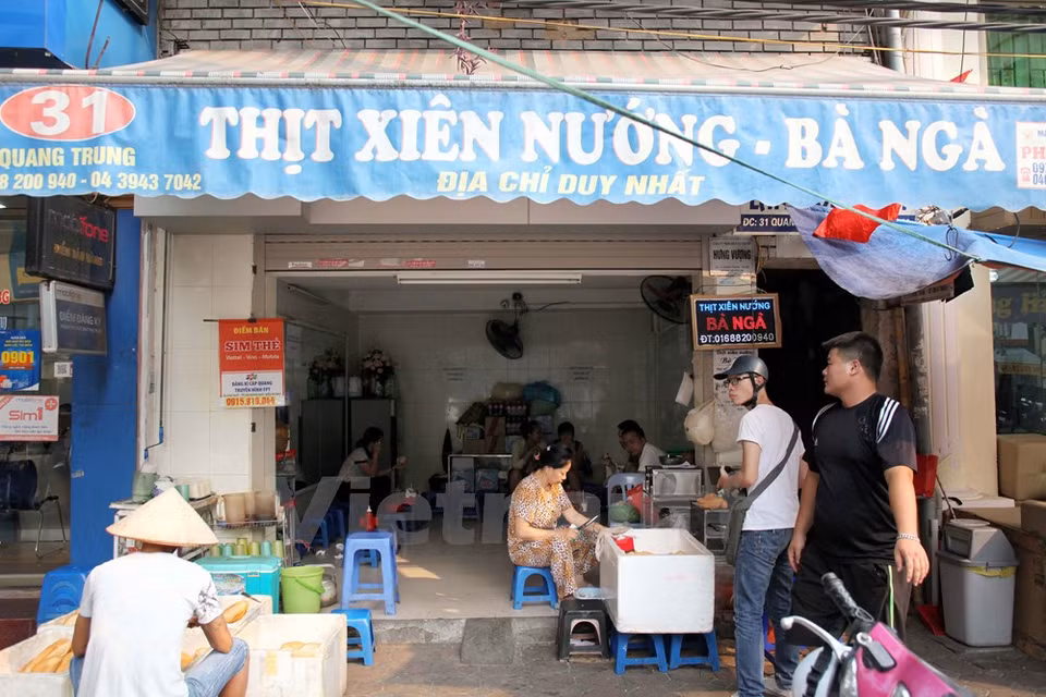 Otra interesante versión es el Banh Mi con brocheta de carne. El sitio más famoso con este tipo es Ba Nga (Sra Nga) en la calle Quang Trung