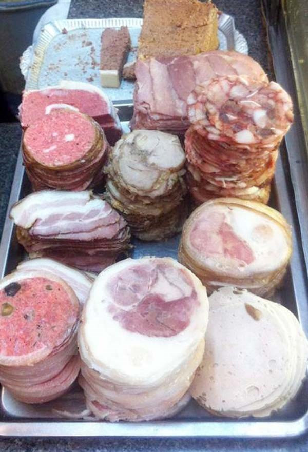 En la calle Ly Quoc Su, Nguyen Sinh es una marca antigua que existió desde el periodo colonial. Es también uno de los primeros restaurantes de platos occidentales abiertos por vietnamitas en Hanoi.