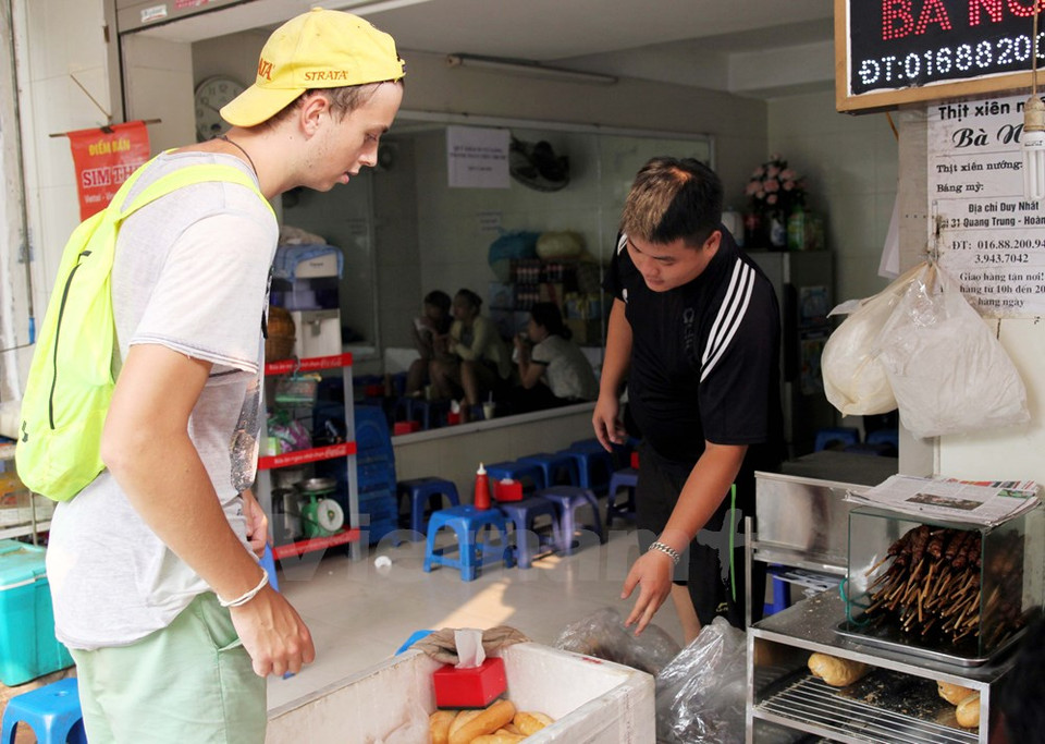 Turistas extranjeros también ven aquí para probar la famosa brocheta.