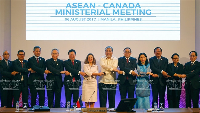 En la relación entre la ASEAN y Canadá, los cancilleres aplaudieron los resultados logrados del despliegue de las actividades de cooperación enmarcadas en el Plan de Acción, periodo 2016-2020, acordaron continuar con el trabajo coordinado para impulsar la colaboración bilateral en las esferas como el comercio e inversiones, la educación, la respuesta al cambio climático y el aumento del liderazgo de las mujeres; estudiar la factibilidad de negociar un Acuerdo de Libre Comercio ASEAN-Canadá. En la foto: El viceprimer ministro y canciller vietnamita Pham Binh Minh (el quinto por la izquierda), asistió a la reunión de Cancilleres de la ASEAN y Canadá. Foto: AFP/VNA