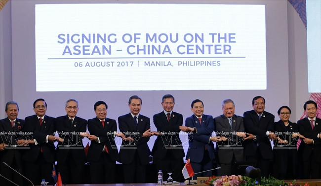 La Asociación de Naciones del Sudeste Asiático (ASEAN) y China aprobaron, el 6 de agosto, el borrador marco del Código sobre la conducta de las partes en el Mar del Este (COC), después de cuatro años de negociaciones. Ese evento marcó el inicio de un proceso de negociaciones pragmáticas de un COC efectivo y vinculante, como contribución al mantenimiento de la paz y la estabilidad en la región. En la foto: El viceprimer ministro y canciller Pham Binh Minh (el cuarto por la izquierda), canciller de China, Wang Yi (el quinto por la izquierda) y los otros cancilleres miembros de la ASEAN en la reunión de Cancilleres de la ASEAN y China. Foto: AFP/VNA