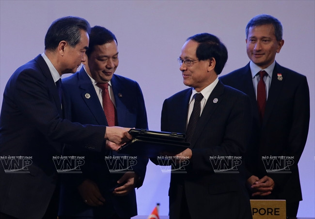 En la reunión de Cancilleres de la ASEAN y China, el 6 de agosto, ambas partes aprobaron el Memorando de Entendimiento sobre el establecimiento del Centro ASEAN-China. En la foto: El canciller de China, Wang Yi (a la izquierda) y el secretario general de la ASEAN, Le Luong Minh (el segundo por la derecha), intercambiaron documentos firmados del Memorando de Entendimiento. Foto: AFP/VNA