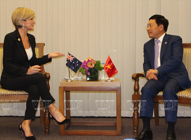El viceprimer ministro y canciller vietnamita Pham Binh Minh reunió con la ministra de Relaciones Exteriores de Australia, Julie Bishop. Foto: VNA
