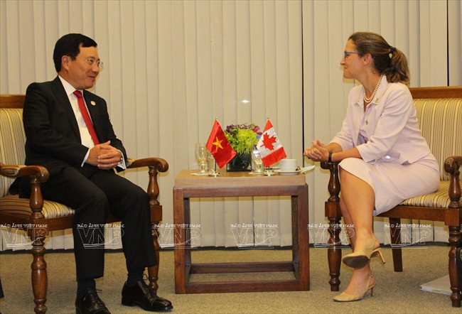El viceprimer ministro y canciller vietnamita Pham Binh Minh reunió con ministra de Relaciones Exteriores de Canadá Chrystia Freeland. Foto: VNA