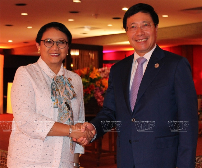 El viceprimer ministro y canciller vietnamita Pham Binh Minh reunió con la ministra de Relaciones Exteriores de Indonesia, Retno Marsudi. Foto: VNA