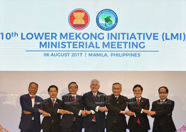 El secretario de Estado estadounidense, Rex Tillerson propuso la Iniciativa sobre Datos de los recursos hídricos en el río Mekong, con el fin de ayudar a los países en el área en la administración sostenible al respecto. Se trató de uno de los contenidos más destacados en la Reunión Ministerial de la Iniciativa del Bajo Mekong (LMI, en inglés), efectuada el 6 de agosto en el marco de la 50 Reunión de Cancilleres de la Asociación de Naciones de ASEAN (AMM 50). En la foto: El viceprimer ministro y canciller vietnamita Pham Binh Minh (el segundo por la derecha), el secretario de Estado estadounidense, Rex Tillerson (el cuarto por la izquierda), en la cita. Foto: EPA/VNA