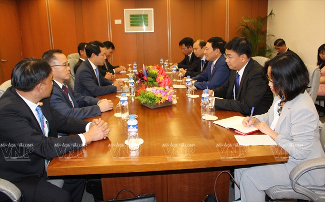 El 5 de agosto de 2017, al margen de la AMM 50 celebrada en Manila, Filipinas, el viceprimer ministro y canciller vietnamita Pham Binh Minh sostuvo unos encuentros bilaterales con dirigentes de varios países. En la foto: El viceprimer ministro y canciller vietnamita Pham Binh Minh reunió con el canciller laosiano, Saleumxay Kommasith. Foto: VNA