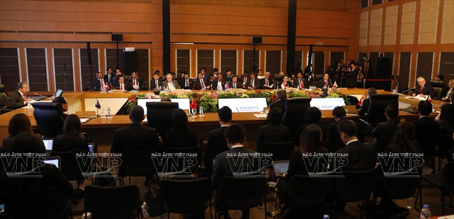 En el marco de la AMM 50 y las reuniones relacionadas, la ASEAN organizó las reuniones de cancilleres de los países miembros de ASEAN+1 con los representantes de 10 contrapartes (PMC+1). En la foto: El secretario de Estado de EEUU, Rex Tillerson (a la derecha), cancilleres y representantes de los países miembros de ASEAN en la de Cancilleres de la ASEAN y Estados Unidos en Manila, Filipinas. Foto: EPA/VNA