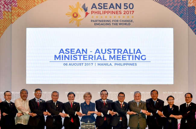 El 6 de agosto, el viceprimer ministro y canciller vietnamita Pham Binh Minh asistió al el Diálogo sobre la Iniciativa de Inversión para la Mujer enmarcado en las Conferencias de Cancilleres de la Asociación de Naciones del Sudeste Asiático (AMM50), presidido por la ministra de Relaciones Exteriores de Australia, Julie Bishop, en Filipinas. En la foto: El viceprimer ministro y canciller vietnamita Pham Binh Minh (el quinto por la izquierda), y la ministra de Relaciones Exteriores de Australia, Julie Bishop (la sexta por la izquierda), asistieron a la reunión de Cancilleres de la ASEAN y Australia. Foto: AFP/VNA