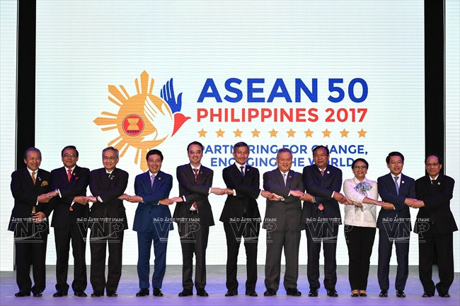 El viceprimer ministro y canciller Pham Binh Minh (el cuarto por la izquierda), toma fotos de recuerdos con los cancilleres de los países miembros del bloque en la inauguración de la AMM 50. Foto: EPA/VNA