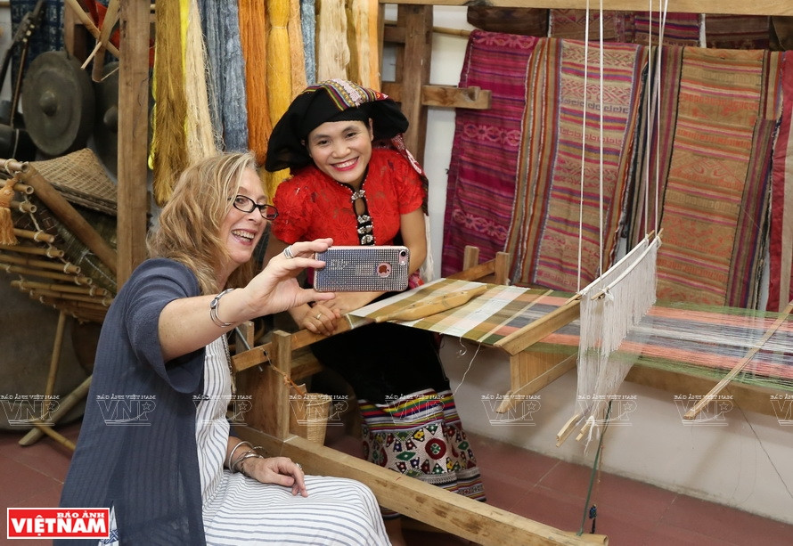 Cynthia Mann y su amiga Sam Thi Tinh, dueña de Hoa Tien Brocade. (Foto: VNA)
