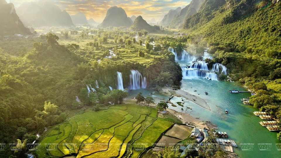 La cascada de Ban Gioc se ubica unos 20 kilómetros del centro del distrito de Trung Khanh, en la provincia norteña de Cao Bang. (Foto: VNA)