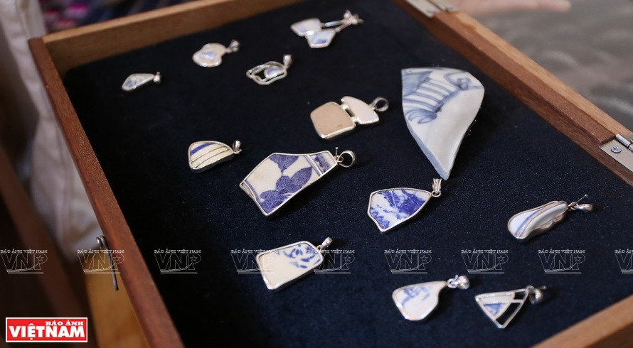 La diseñadora australiana busca patrones en piezas de cerámica desechadas para crear motivos en brocados. (Foto: VNA)