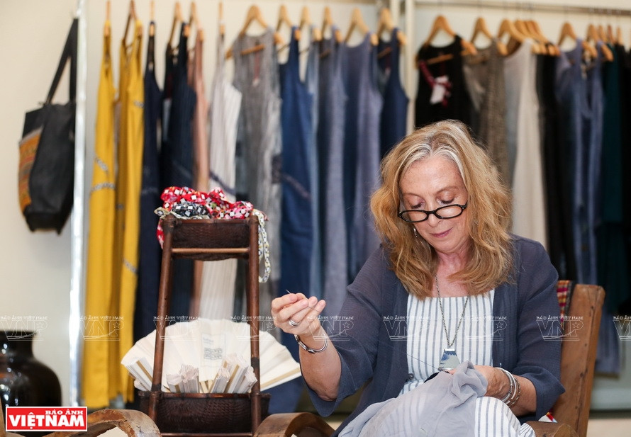 Además de los motivos de brocado, Cynthia Mann también borda otros patrones ella misma para dar más exclusividad a los productos de moda de Future Traditions. (Foto: VNA)