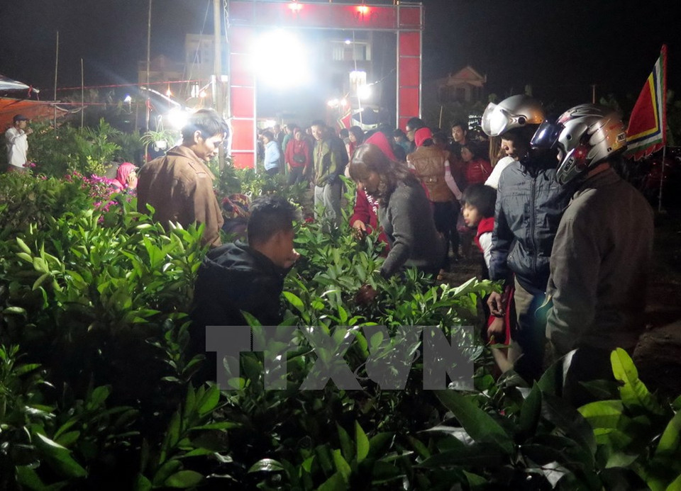 Compradores y vendedores en el mercado Vieng (Fuente: VNA)