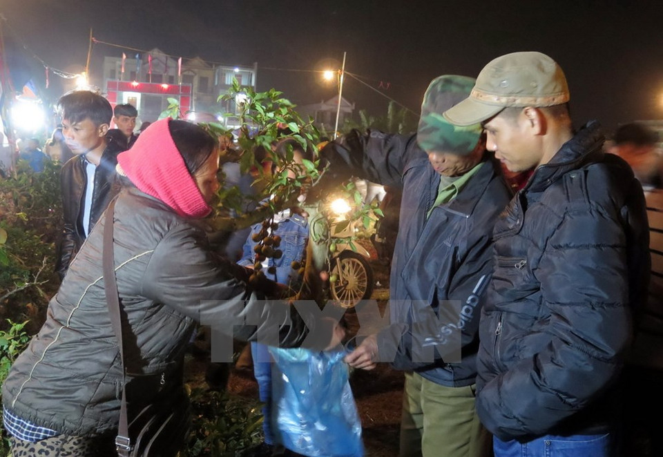 Compradores y vendedores en el mercado Vieng (Fuente: VNA)