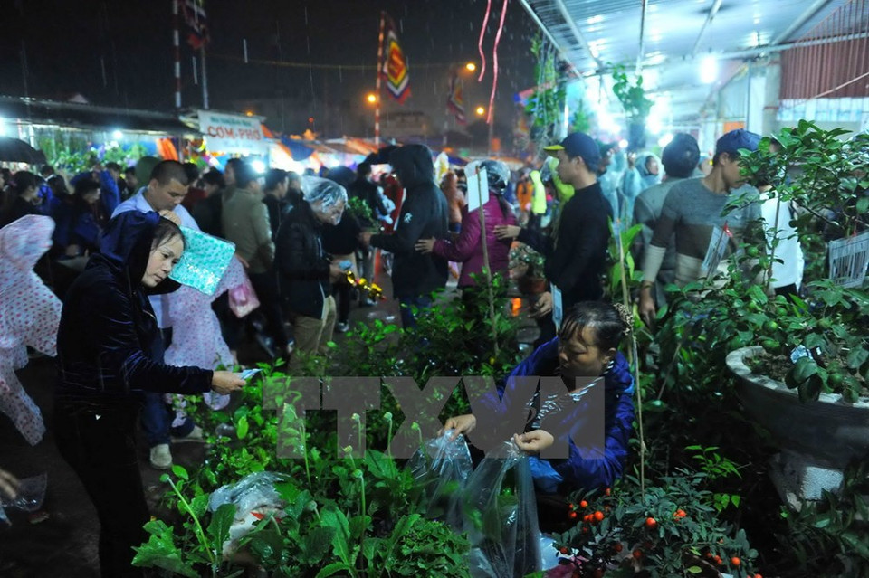 Compradores y vendedores en el mercado Vieng (Fuente: VNA)