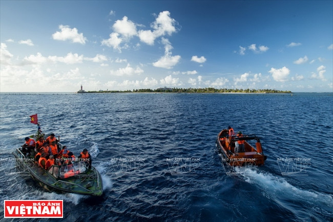 Los viajeros luego se trasladan a canoas para llegar a la isla Truong Sa Lon.