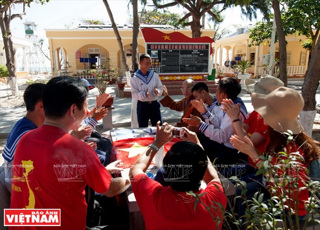 Cantan con combatientes en isla Son Ca.