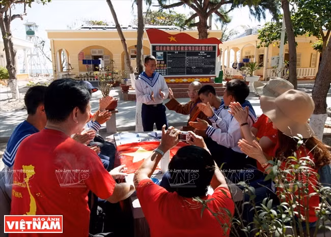 Cantan con combatientes en isla Son Ca.