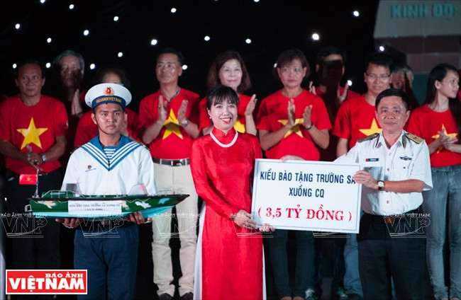 Coterráneos en ultramar obsequia un barco de vigilancia a combatientes en Truong Sa.