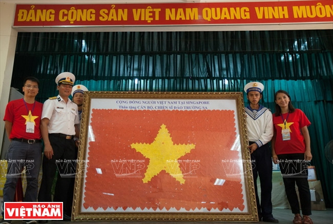El regalo de vietnamitas residentes en Singapur es una bandera nacional hecha de corazones. 