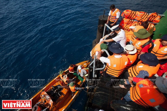 Trabajadores en la plataforma DK1 dan la bienvenida a los visitantes. 