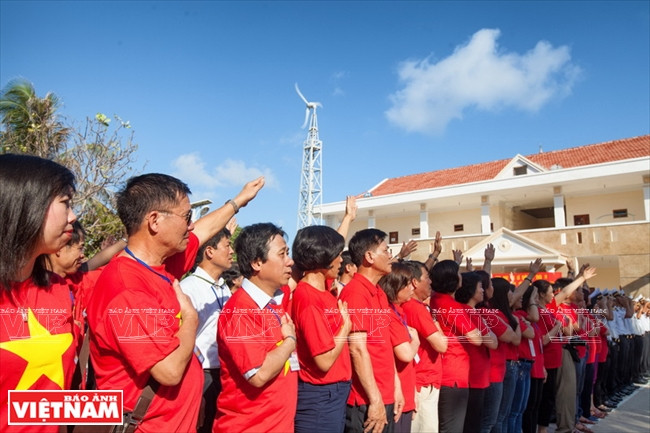 Los visitantes participan en una revista de tropas en la isla Son Ca. 