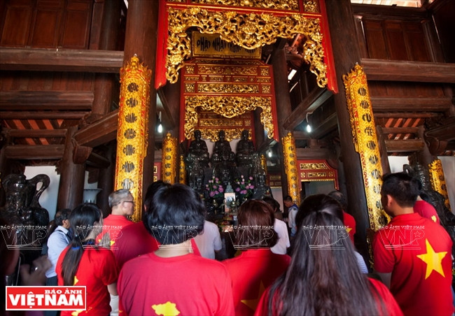 Visitan la pagoda de la isla Son Ca. 