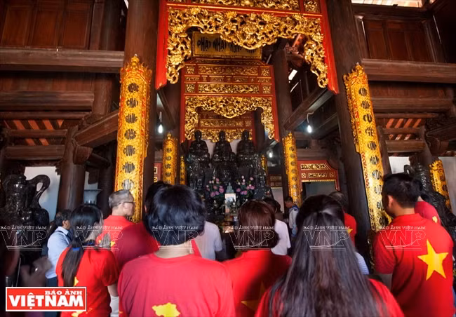 Visitan la pagoda de la isla Son Ca. 