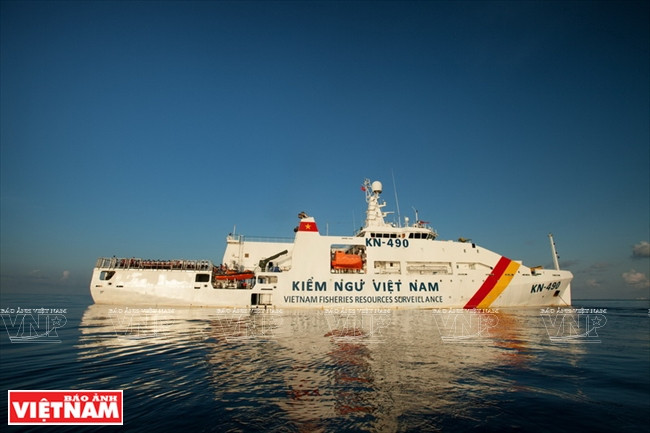 El barco de la administración pesquera KN - 490 transporta a los pasajeros del viaje, organizado por la Comisión Estatal sobre vietnamitas residentes en el extranjero y la armada.