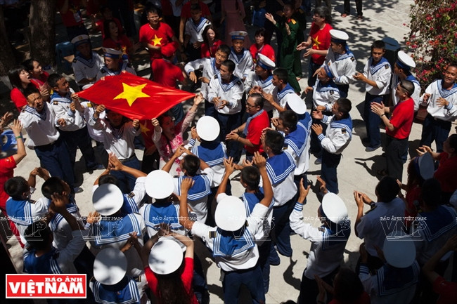 Vietnamitas residentes en ultramar visitan Truong Sa