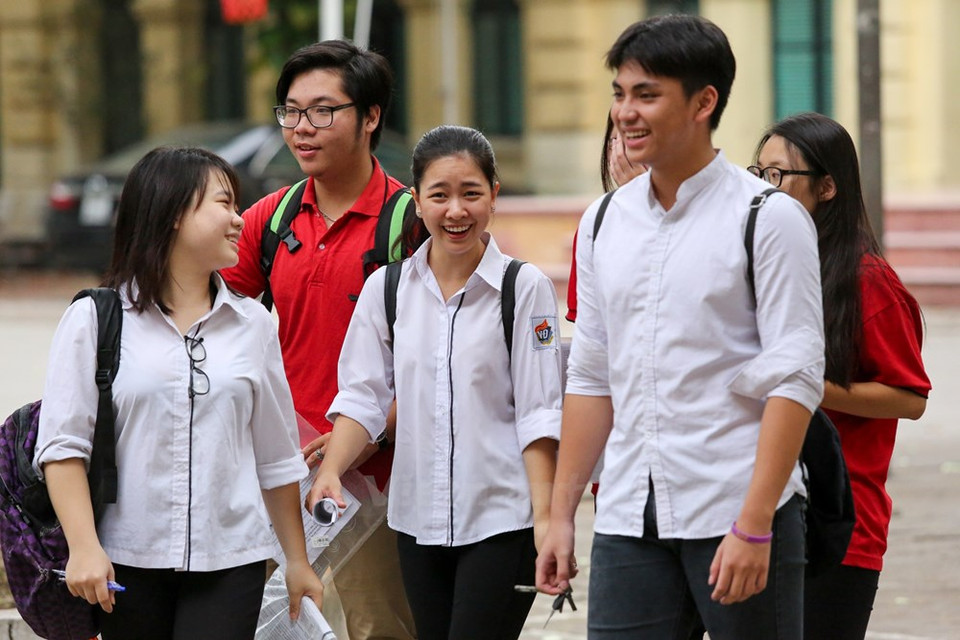 Los examinados de la Escuela Secundaria Viet Duc de Hanoi muestran su estado de ánimo relajado antes de tomar la primera prueba del examen 2017 el 22 de junio por la mañana (Foto: VNA)
