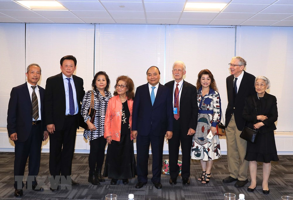 Xuan Phuc sostuvo un encuentro con amigos estadounidenses, funcionarios de la misión permanente de Vietnam ante la ONU, y representantes de la comunidad vietnamita en Nueva York (Fuente: VNA)