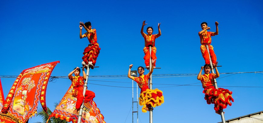 La Asociación de Arte de la Danza del Dragón y el LeónTu Anh Duong, en la ciudad de Can Tho, estableció un récord al organizar un evento, en el que cuatro mascotas de león, incluidos hombres y mujeres, realizaron la danza y la caída del pergamino en Meihuaquan en el pilar, donde el pilar más bajo medía 1,1 metros de altura y el más alto, 2,5 metros. Este es un baile extremadamente difícil y complejo que requiere coordinación colectiva y trabajo en equipo. Este récord está confirmado por Asia Book of Records. (Foto: VNA) 