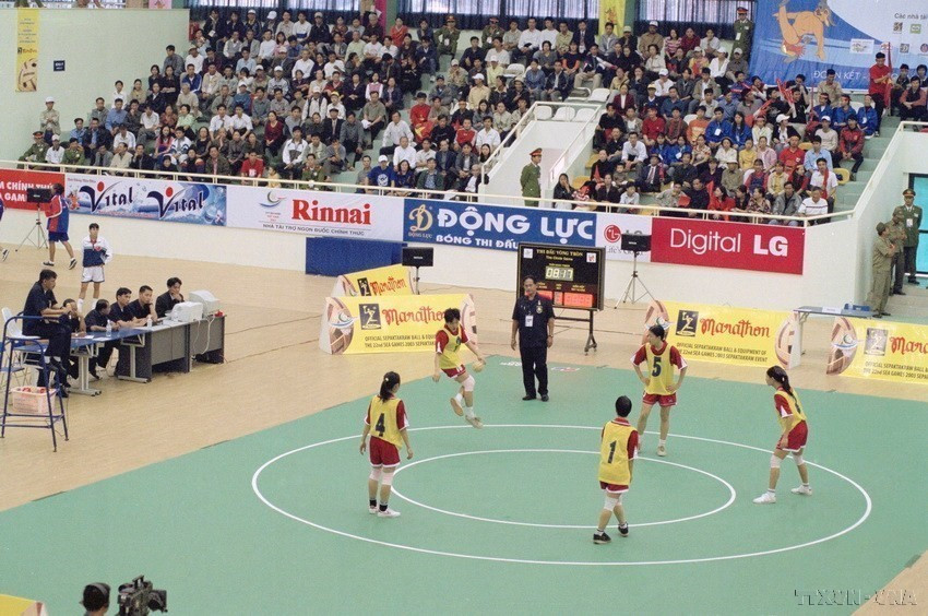 Un partido del equipo femenino vietnamita de Sepak takraw en SEA Games 22, el 5 de diciembre de 2003, en el gimnasio Hai Ba Trung, Hanoi. (Fuente: VNA)