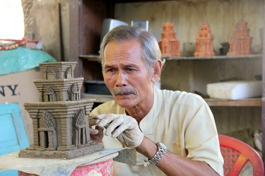El artesano del pueblo alfarero de Binh Duc Cham, comuna de Phan Hiep, distrito de Bac Binh, provincia de Binh Thuan, crea productos de cerámica. (Fuente: VNA)
