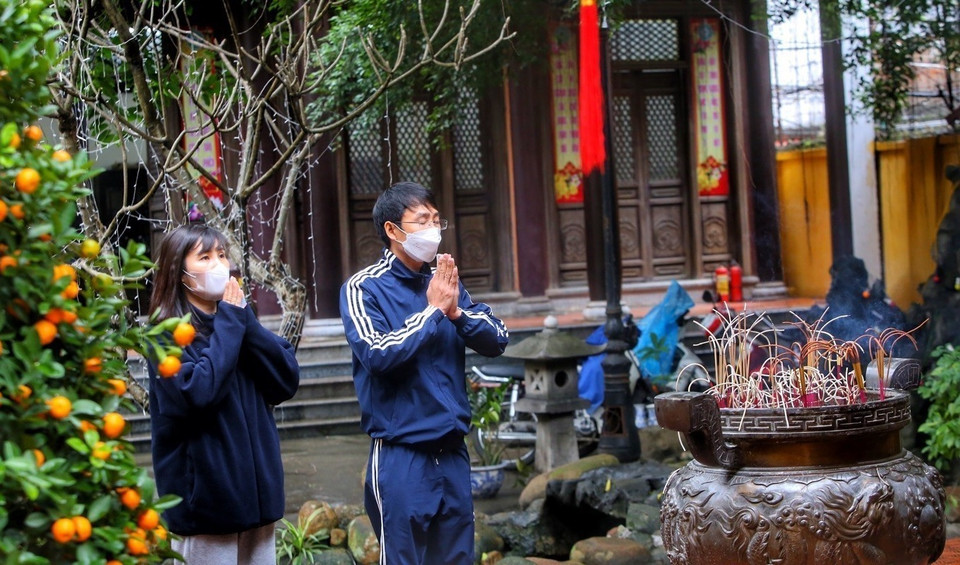 Las personas acuden a la pagoda de Phuc Khanh para rezar por la paz, prosperidad y suerte (Foto: VNA)