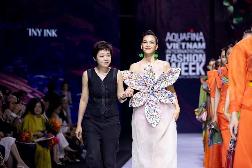 La diseñadora Hoang Quyen con la vedette de la colección. (Foto: Vietnam+)
