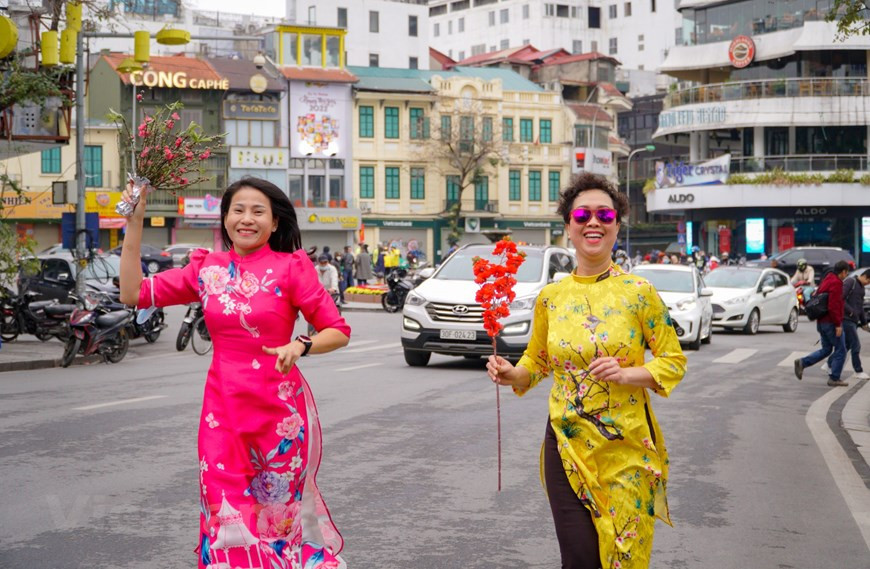 El Tet es la fiesta más importante de los vietnamitas, con las costumbres tradicionales tales como: visitar a las tumbas de sus ancestros, elaborar Banh Chung (pastel de arroz glutinoso en forma cuadrada), limpiar el hogar y preparar la ofrenda en la nochevieja. Los miembros de la familia juntos se preparan y cocinan el Banh Chung, los mercados de flores y artículos especiales del Tet se llenan de gente, los niños se muestran alegres con las ropas nuevas, los calígrafos obsequian letras de adoración, entre otros… Son las imágenes especiales del Tet vietnamita. Todos esperan las cosas buenas que vienen en el año nuevo. (Fuente: Vietnamplus) 