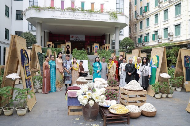 El Ao dai se convierte en un lienzo para que los diseñadores dibujen "Velas de Quang Ninh", "Bahía de Ha Long", "Brocado de los grupos étnicos Tay y Dao", "Parque Phong Nha-Ke Bang", "Bosque de bambú de Yen Tu", entre otros. Además del patrimonio natural, la exposición también refleja la belleza de las personas sencillas, que están contribuyendo silenciosamente con sus esfuerzos para llevar una vida pacífica a todos a través de la colección de "Marina", "La luz en la noche", "Los soldados ayudan a la gente" y “La esperanza". Los asistentes también tienen la oportunidad de aprender sobre la historia del desarrollo y el proceso de elaboración de un Ao dai. (Fuente: Vietnamplus) 