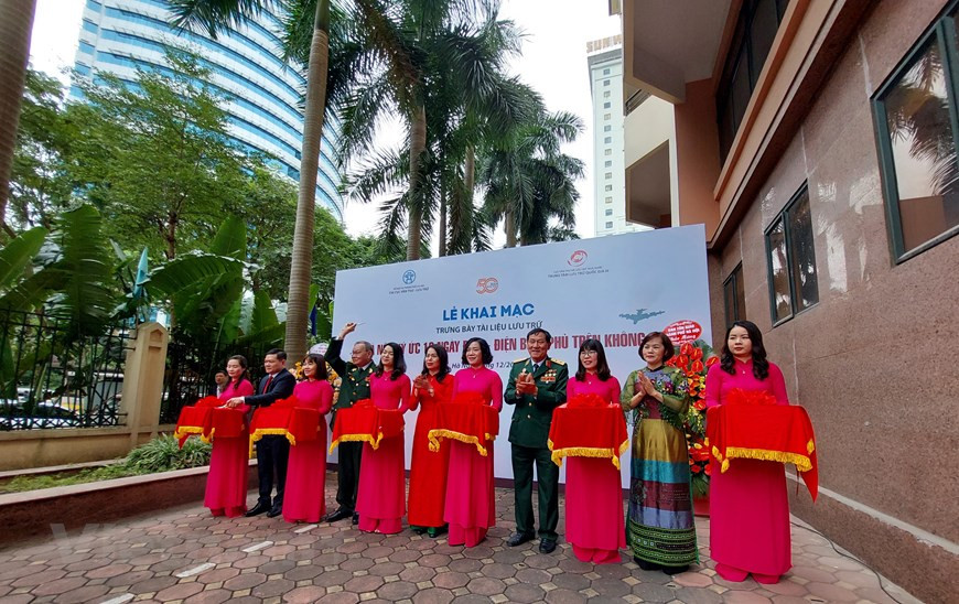 En la mañana del 5 de diciembre, en Hanoi, el Centro de Archivos Históricos de Hanoi en coordinación de la Administración Estatal de Archivos y Registros organizó la exposición "Hanoi, Memorias de 12 días y noches - Dien Bien Phu en el aire". La exposición presenta más de 80 documentos e imágenes sobre la campaña "Hanoi-Dien Bien Phu en el aire" en el cielo de Hanoi que tuvo lugar en los últimos 12 días y noches de 1972. Tiene como objetivo ayudar al público a obtener una visión más completa de la fiereza y la heroica victoria de la campaña "Hanoi-Dien Bien Phu en el aire". (Fuente: Vietnamplus) 