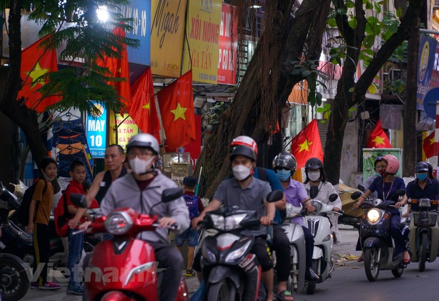 En la obtención de la victoria en esa feroz guerra, más de 3 millones de compatriotas cayeron, miles de aldeas y ciudades fueron destruidas, y millones de personas, e incluso sus descendientes de tercera generación sufren aún las consecuencias del agente naranja/dioxina. Esa victoria fue también una fuente de fortaleza y un trampolín para motivar a todo el pueblo a superar las dificultades, e impulsar la causa de la renovación y el desarrollo nacional de hoy. Aunque han pasado 47 años, y en un contexto de vaivenes mundiales, especialmente por el impacto grave de la COVID-19, con el espíritu de aquella histórica victoria, Vietnam recibe el reconocimiento mundial por los logros obtenidos en la implementación del doble objetivo de luchar contra la pandemia y recuperar la economía. (Foto: Vietnamplus) 