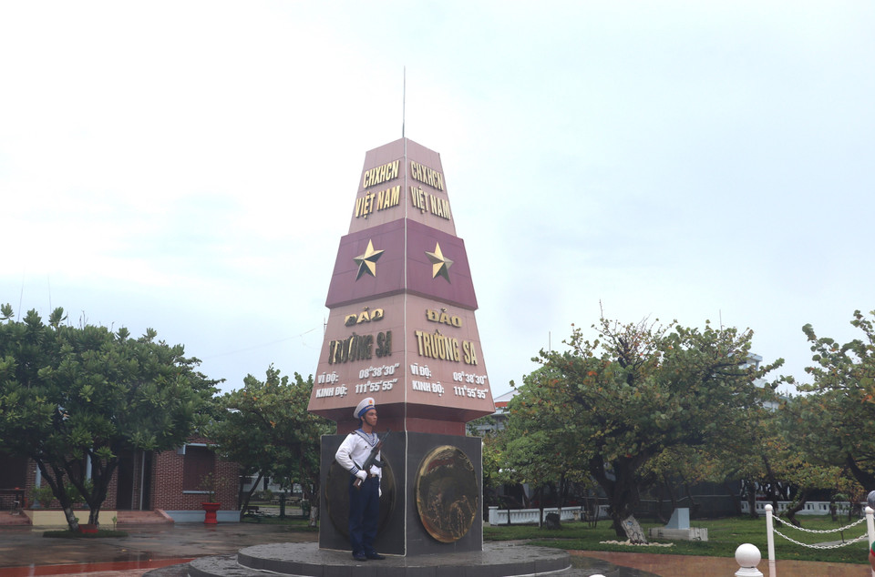 Soldados de la Armada custodiando marcadores de soberanía en la isla de Truong Sa. (Foto: VNA)