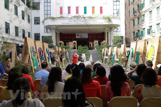 La exposición permanece abierta hasta el 29 de agosto en el Museo de la Mujer, ubicado en el número 36 de la calle Ly Thuong Kiet, del distrito de Hoan Kiem, ciudad de Hanoi. A la muestra, los visitantes pueden conocer a famosos creadores de la túnica tradicional como Minh Hanh, Ngoc Han y Laura Fontan, una española que siente un amor peculiar por el Ao dai, en particular, y la cultura vietnamita, en general. Se destacan los diseños como Velas de Quang Ninh", "Bahía de Ha Long", "Brocado de los grupos étnicos Tay y Dao", "Parque Phong Nha-Ke Bang", "Bosque de bambú de Yen Tu". (Fuente: Vietnamplus) 